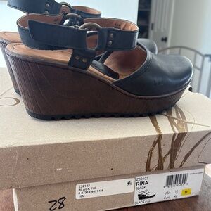 b.o.c. Black Wedges